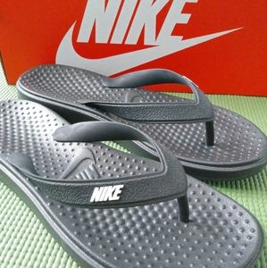 NWOT Nike Solay Little/Kids flip flops
